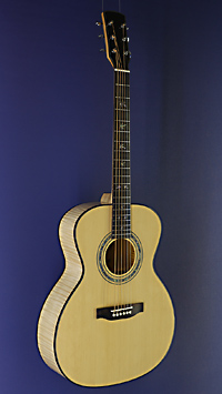You&grave;s, Akustikgitarre mit Tonabnehmer in Grand Auditorium Form mit massiver Fichtendecke und Ahorn an Boden und Zarge, Pickup